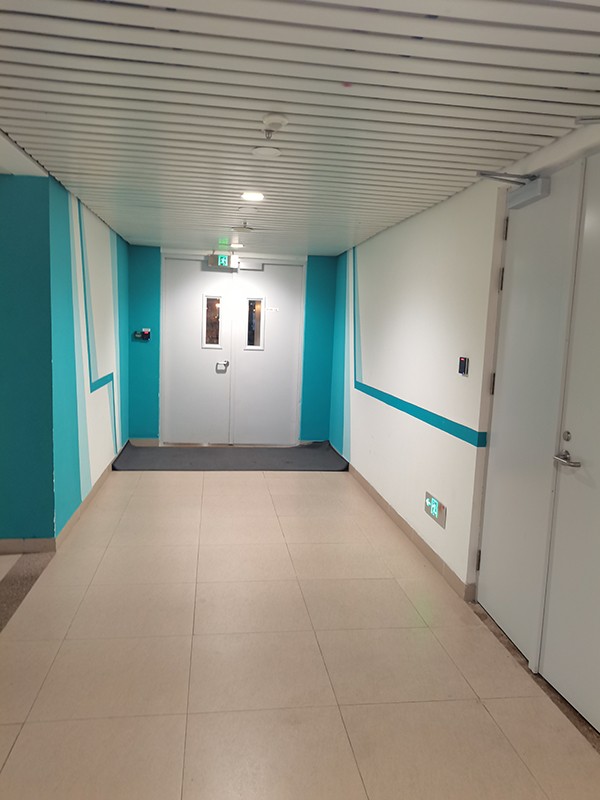 智能疏散系統如何確保在高峰時段的疏散效率？