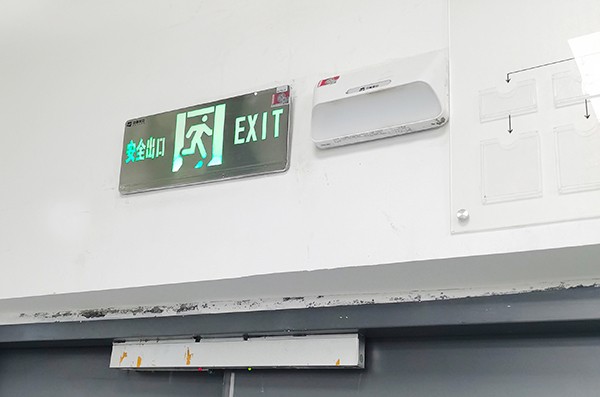 智能疏散指示系統在日常維護中需要關注哪些方面？